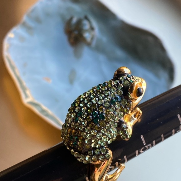 Encrusted with green crystals gold tone frog ring - Picture 4 of 10